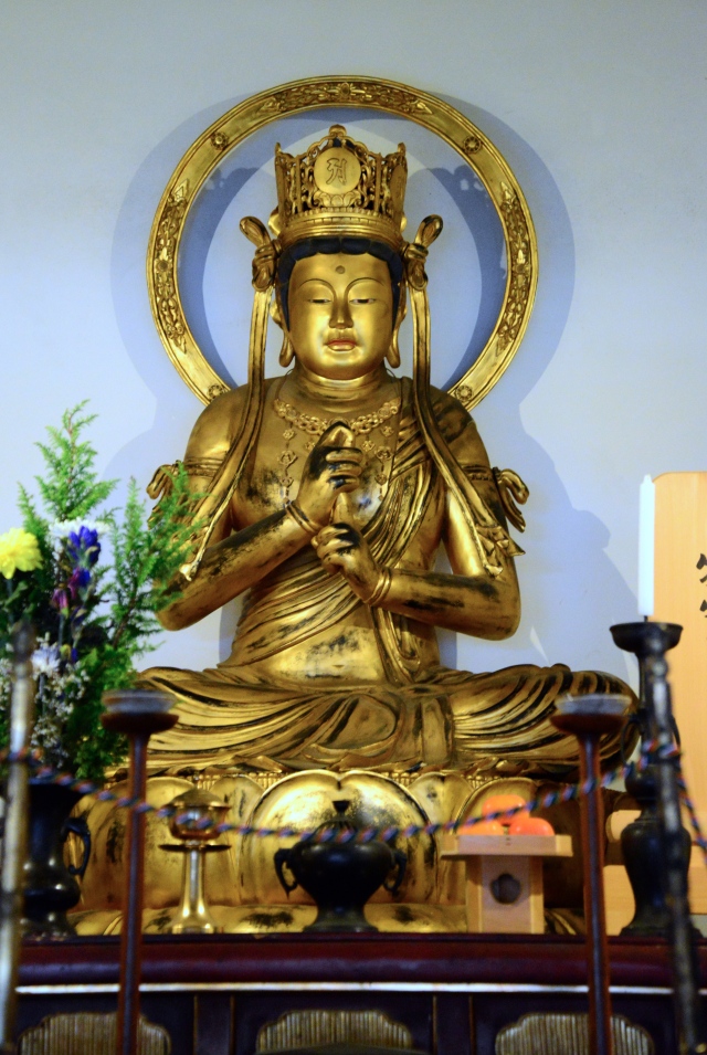 Buda esculpido com destroços do tsunami de Fukushima.