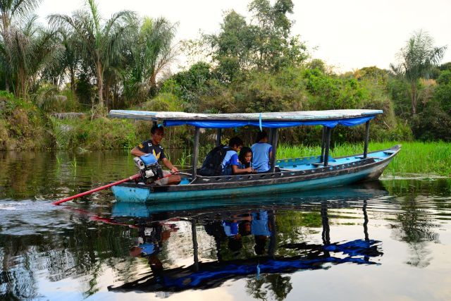 Barco transportando estudantes no Rio Ariaú.